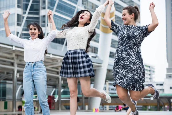 快乐的人 年轻的多样性女性在城市跳跃 — 图库照片