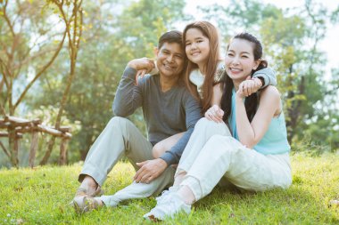 Mutlu aile bahçede rahatlayın