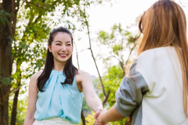 Bir anne park, mutlu aile kavramı küçük kızı elini tut