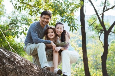 Mutlu aile kavramı, ağaca tırmanma