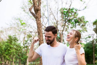 Bir çift koşu, neşeli parkta hedef olarak çalıştırdıktan sonra