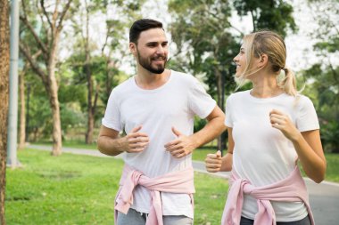 Genç bir çift koşu ve bahçede çalışan