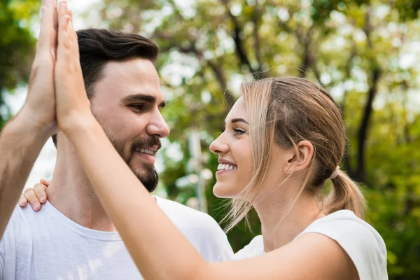 Een Mooi Meisje Geven Hoge Vijf Energiek Met Haar Vriendje — Stockfoto