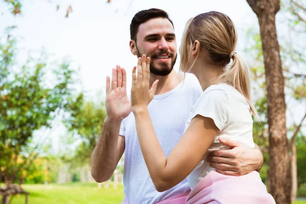 Una Joven Pareja Feliz Dando Cinco Altos Energéticos Animando Parque —  Fotos de Stock