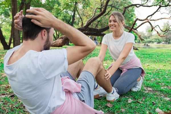 Jong Koppel Oefenen Tuin — Stockfoto