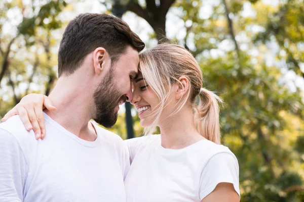 Pareja Joven Enamorada Otoño —  Fotos de Stock