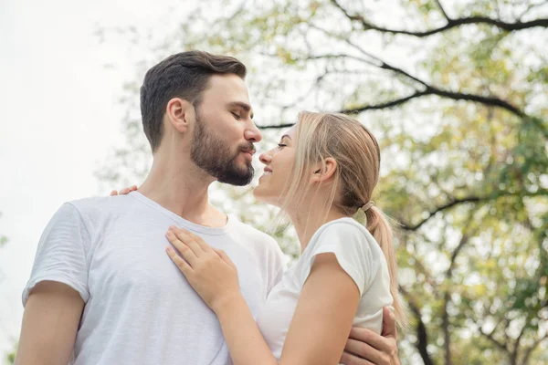 Pareja Joven Enamorada Parque Concepto Romántico —  Fotos de Stock