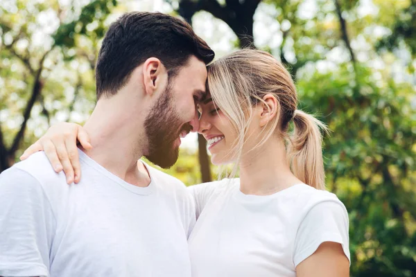 Pareja Joven Enamorada Parque —  Fotos de Stock