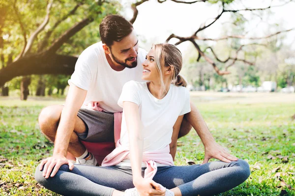 Jong Koppel Stretching Vóór Uitoefening — Stockfoto