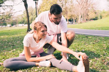 Genç çift parkta germe