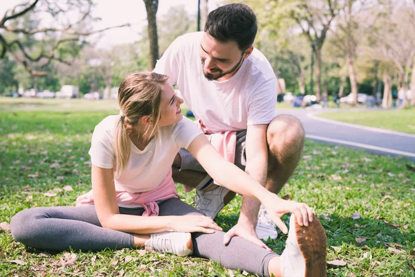 Jong koppel stretching vóór uitoefening — Stockfoto