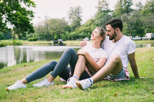 Gelukkige jongen en meisje genieten in het park. — Stockfoto