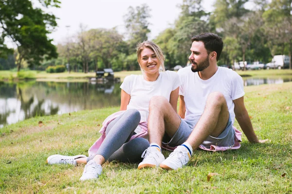 Gelukkige jongen en meisje genieten in het park. — Stockfoto