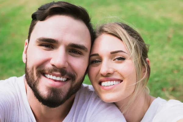 Gelukkige paar selfie samen in het park — Stockfoto