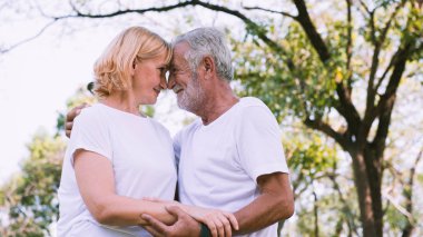 Parkta gülümseyen mutlu yaşlı çift