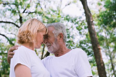 Mutlu yaşlı çift parkta, sakin ol.