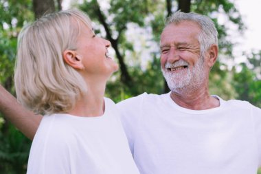 Kıdemli mutlu çiftimiz parkta sakin ol.