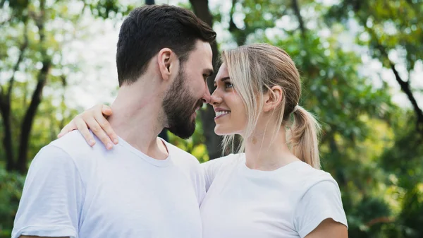 Jong koppel in liefde terwijl in het park — Stockfoto