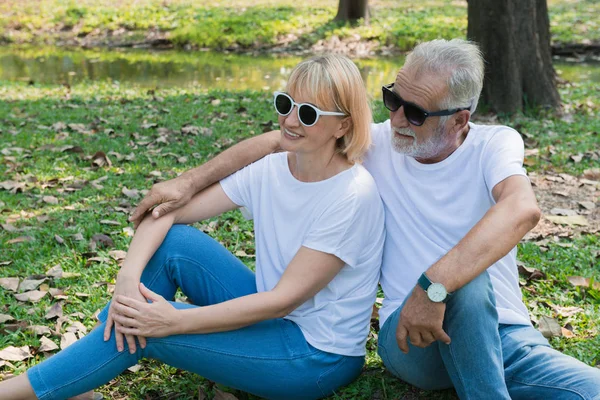 Levensstijl senior paar gelukkig en ontspannen. — Stockfoto