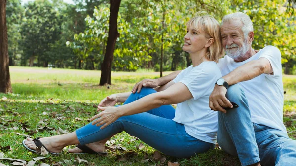 Levensstijl senior paar gelukkig en ontspannen in de tuin — Stockfoto