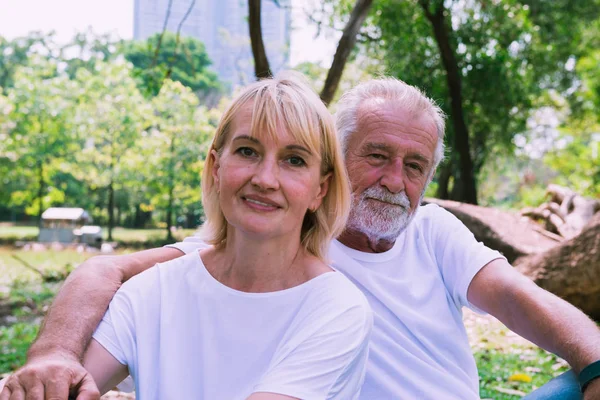 Levensstijl senior paar gelukkig en ontspannen — Stockfoto