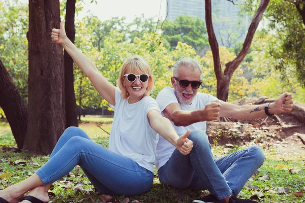 Gelukkige senior paar ontspannen in het park — Stockfoto