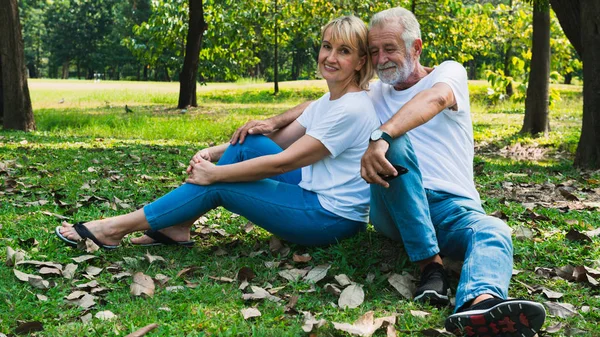 Levensstijl senior paar gelukkig en ontspannen in het park — Stockfoto