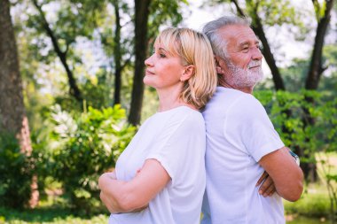 Mutlu üst düzey çift bahçe rahatlayın