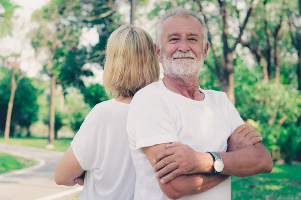 Gelukkige senior paar ontspannen in het park — Stockfoto