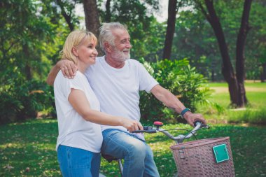 yaşlı çift birlikte bisiklet