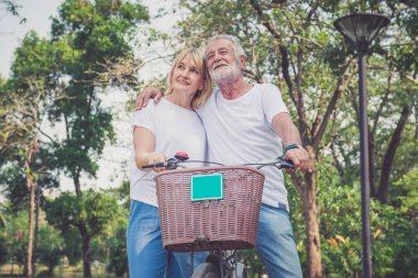 Bisiklete binen yaşlı çift kırsalda geziyor