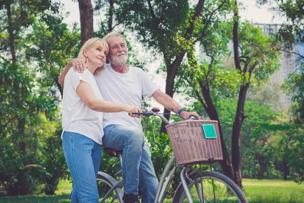 Senioren paar fietsen in park — Stockfoto