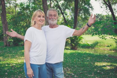 Parktaki mutlu yaşlı bir çiftin portresi.