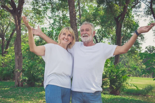 Ouderpaar rusten in het Park — Stockfoto