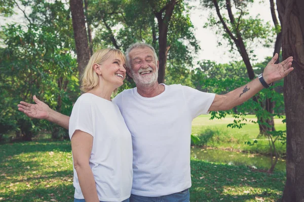 Mooie Senior paar in de liefde buiten. — Stockfoto