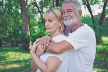 Aşkın sonsuza kadar sürelim. Her o için mutlu kıdemli çift bağ