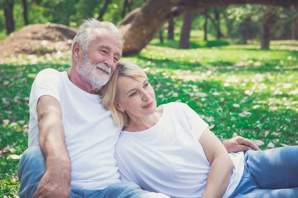 Senior paar verliefd genieten van saamhorigheid buiten. — Stockfoto