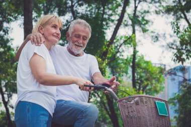 Bisiklete binen yaşlı çift kırsalda geziyor