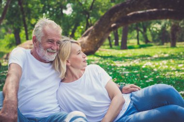 Senior emeklilik, yaşlı çift parkta tatil Enjoy
