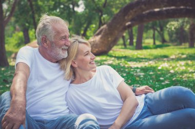 Yaşlı çift parkta istirahat
