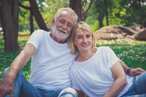 Senior pensioen, oudere paar genieten van vakantie in het Park — Stockfoto