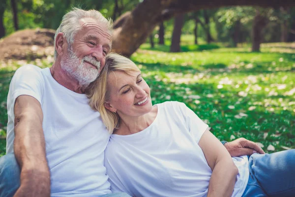 Senior paar verliefd genieten van saamhorigheid buiten. — Stockfoto