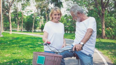 Parkta Bisiklete binmek mutlu üst düzey Çift