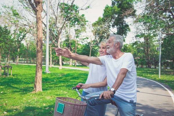 Ευτυχισμένο ζευγάρι γέρων ποδήλατο στο πάρκο — Φωτογραφία Αρχείου