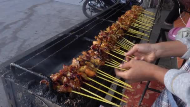 Griglia Satay Sulla Stufa Carbone Caldo — Video Stock