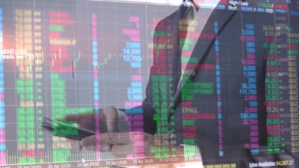 Geschäftsmann Mit Statistischem Indexdiagramm Analysediagramm Des Finanz Börsen Und Börsendatenkonzepts — Stockvideo