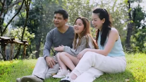 Feliz Família Asiática Aproveitando Seu Tempo Parque — Vídeo de Stock
