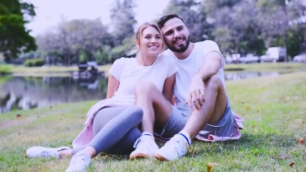 Jong Paar Liefde Oefening Het Gras Veld — Stockvideo