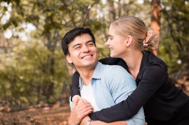 Genç mutlu çift parkta dinleniyor.