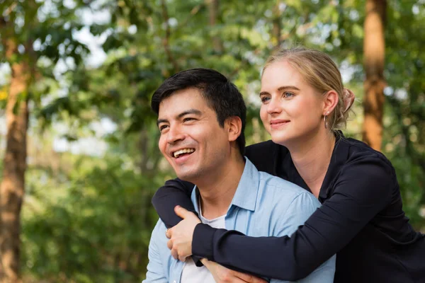 Jong Verliefd Koppel Het Park — Stockfoto